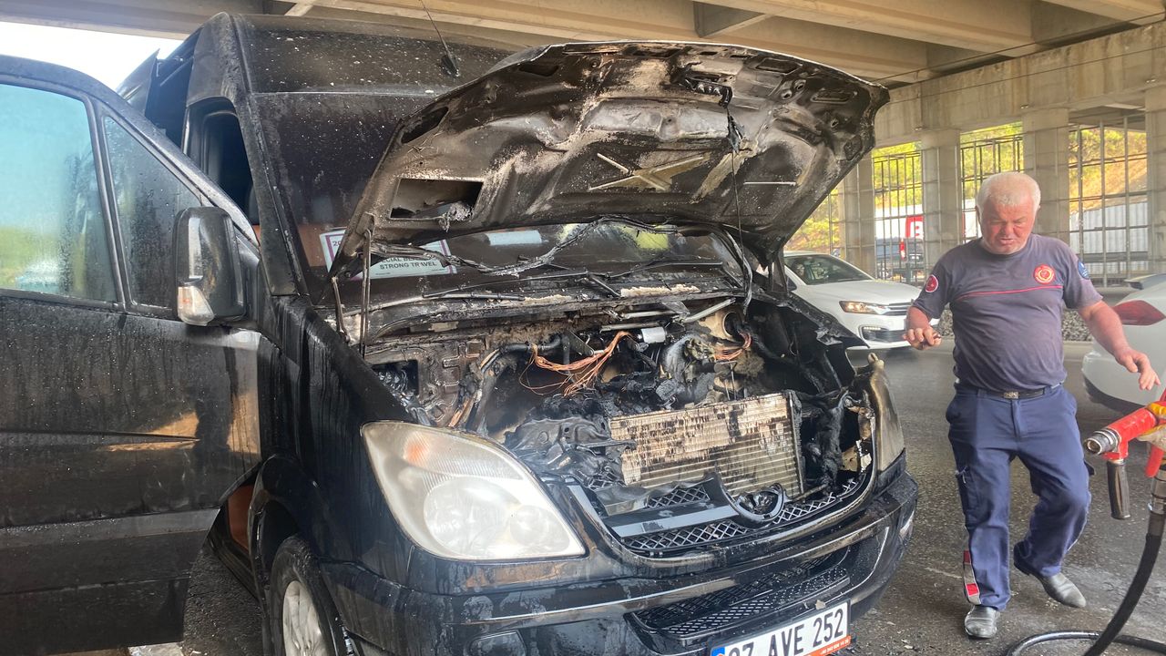 Antalya’da turistleri taşıyan minibüs yandı!