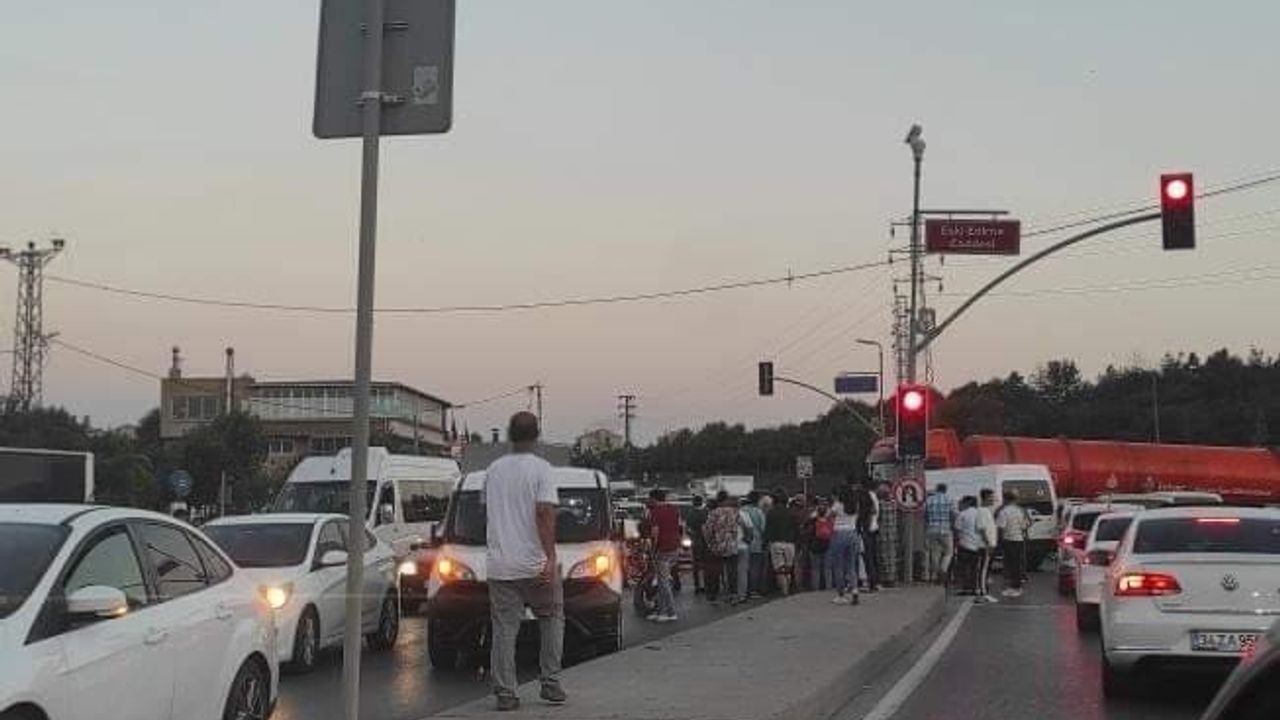 Kırmızı ışıkta geçen belediye otobüsü zincirleme kazaya neden oldu