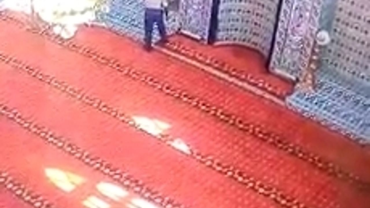 Bursa'da camide şamdan hırsızlığı!