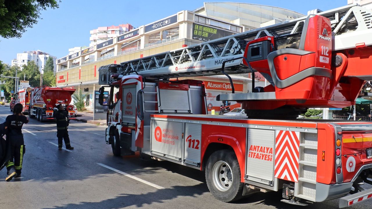 Antalya’da özel hastanede yangın!