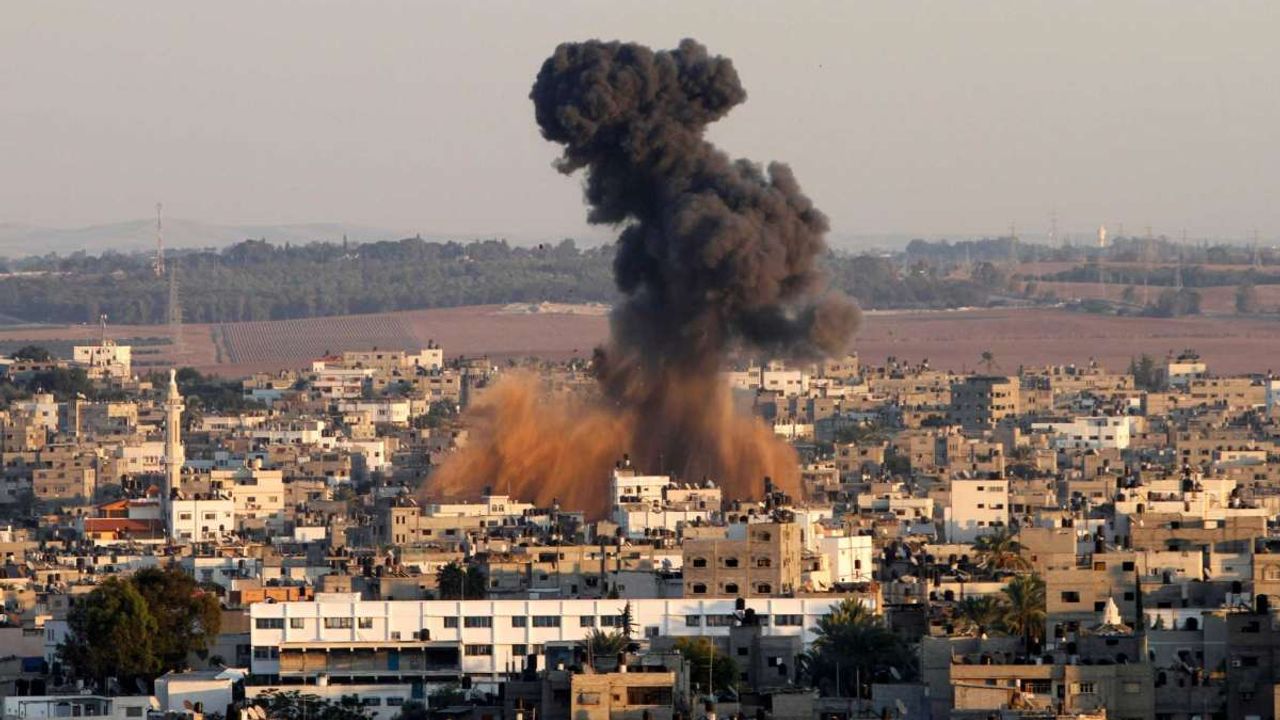 İsrail Gazze Şeridi'ni vurduğunu duyurdu