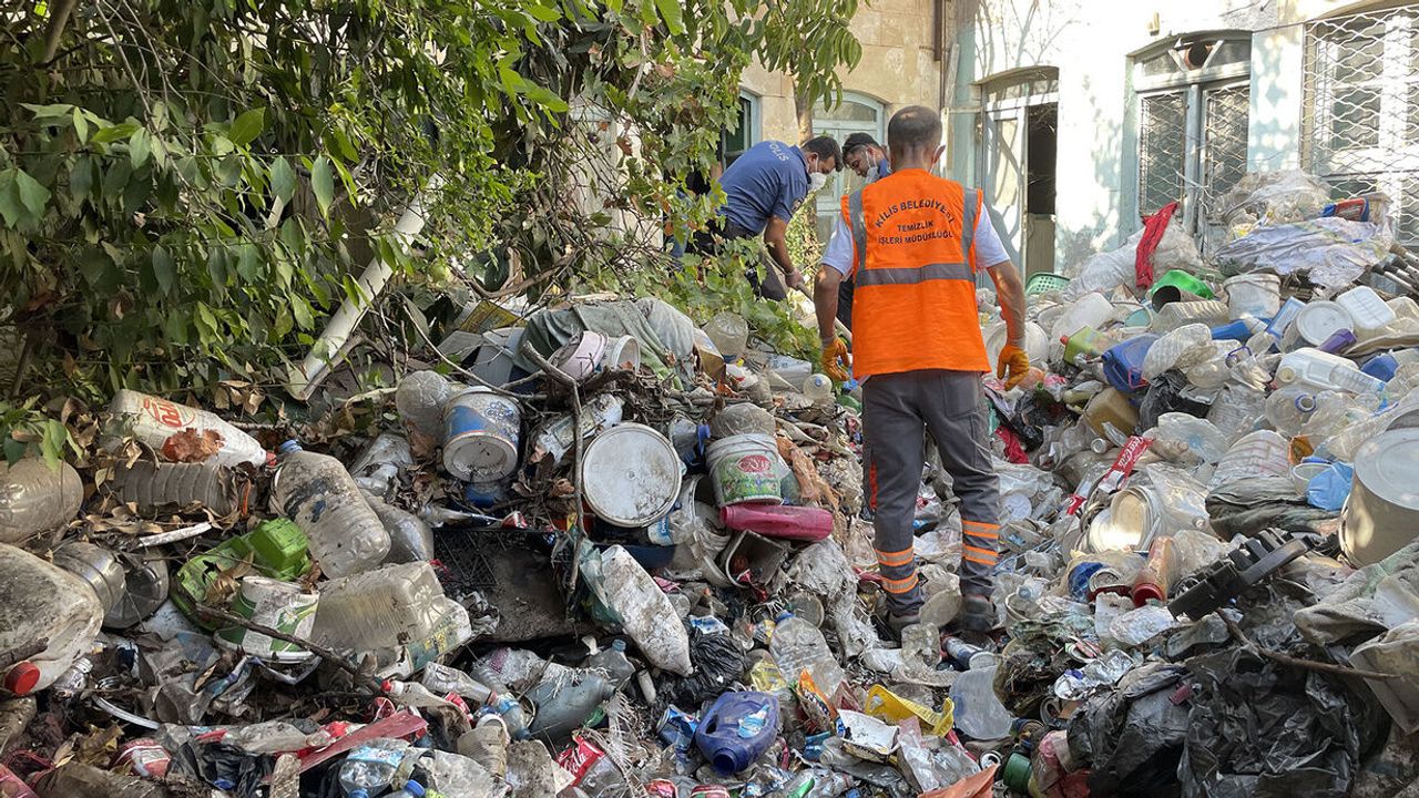 Kilis'te bir kişi, çöple doldurduğu evinde ölü bulundu