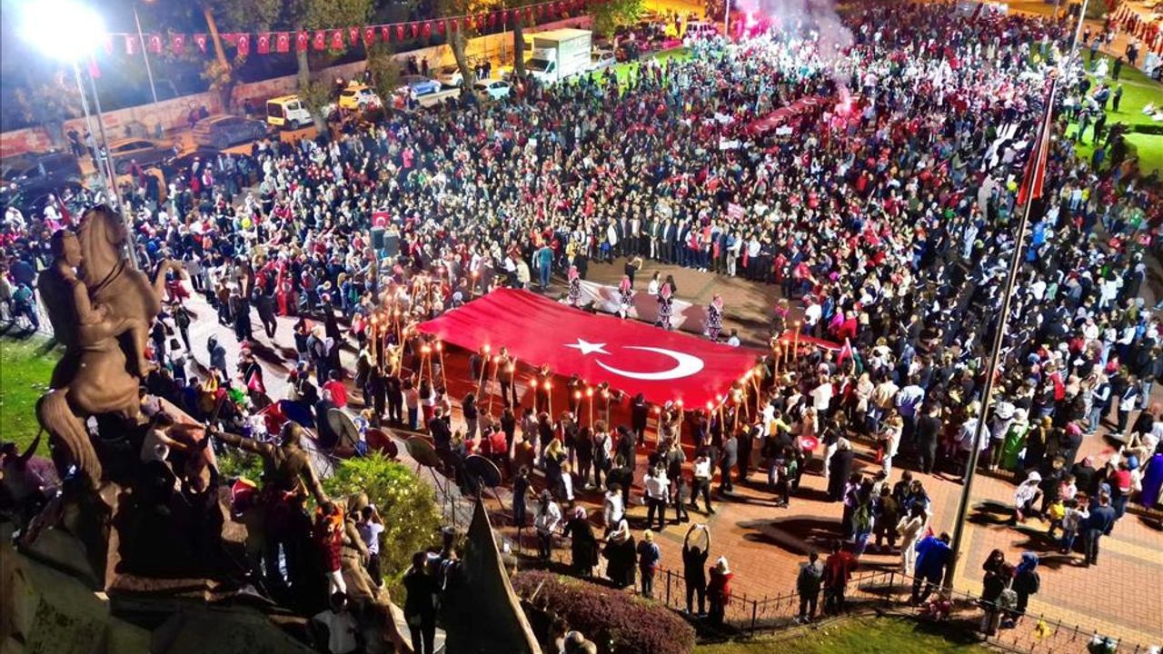Bursa İnegöl ilçesinde Cumhuriyet'in 100. yıl coşkusu caddelere sığmadı