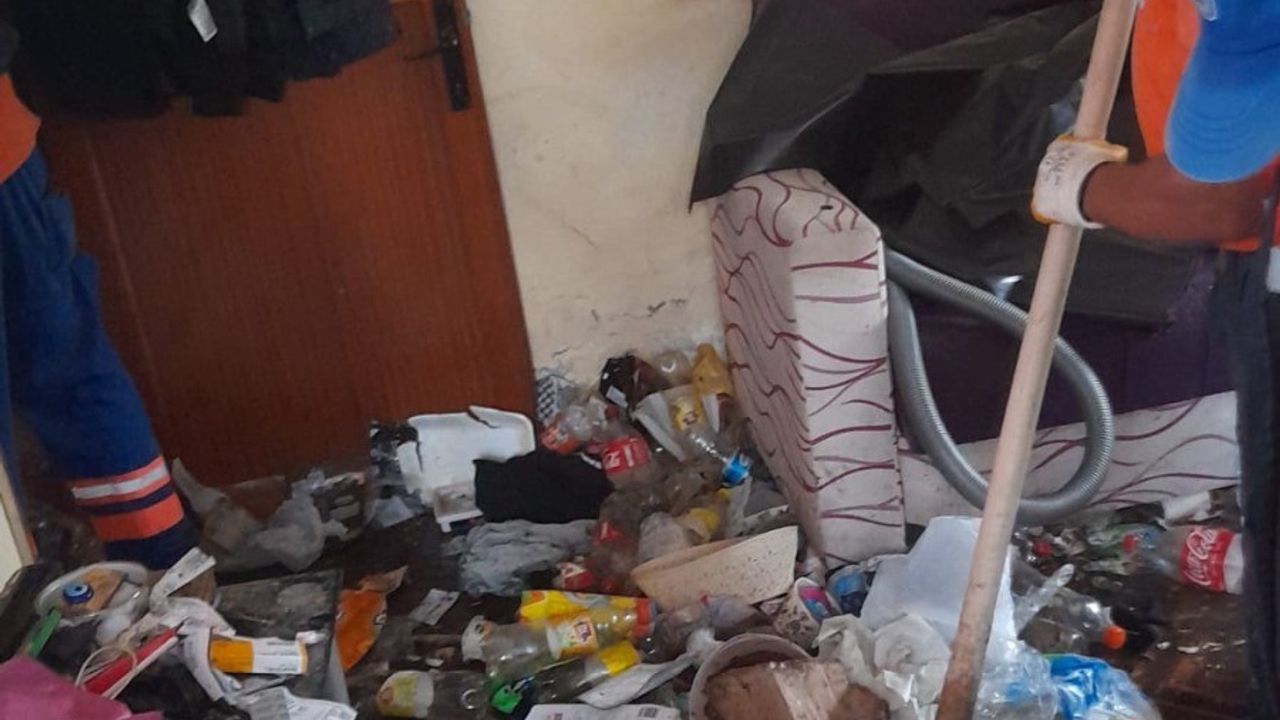 Silivri Selimpaşa'da bir evden 4 kamyon çöp çıktı