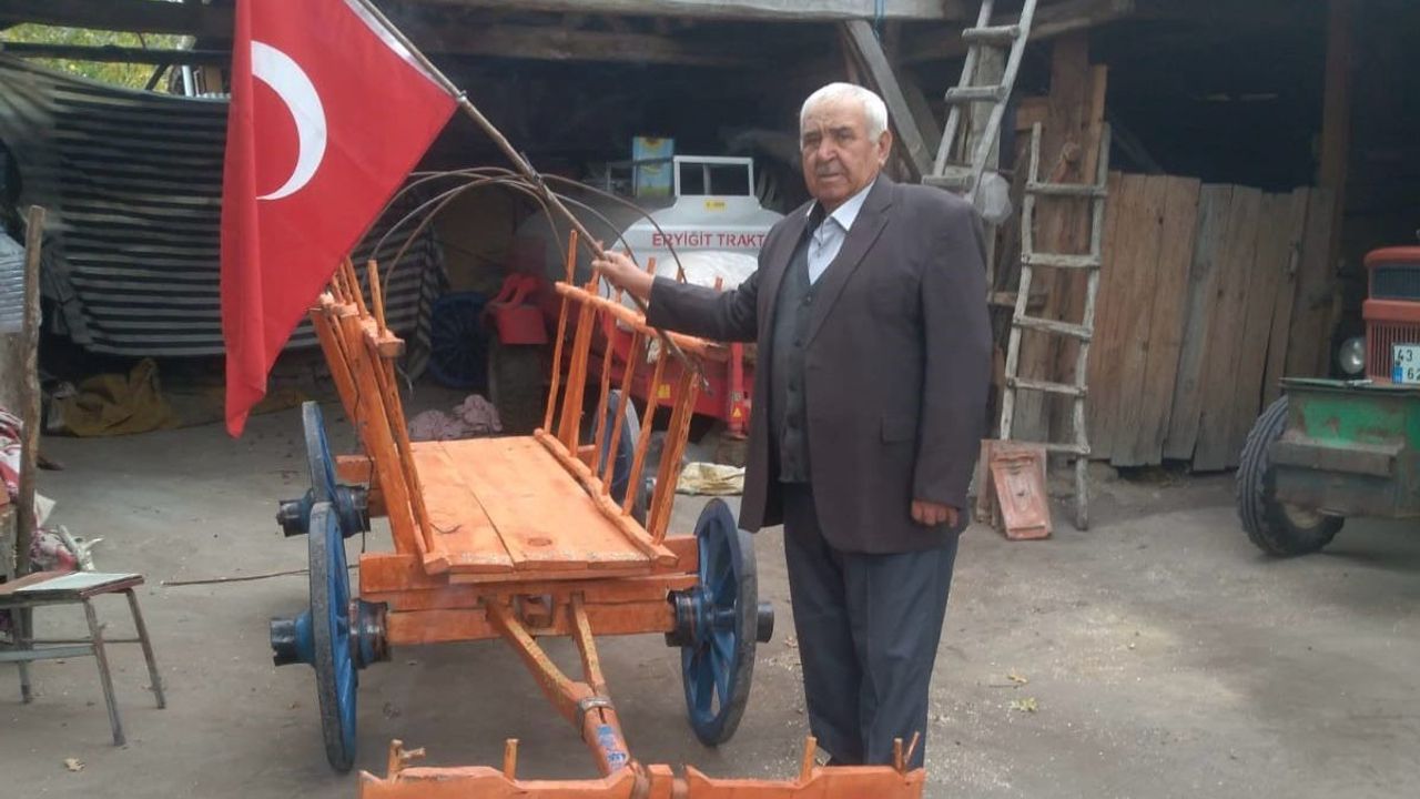 Bursa Düvenli Köyü'nde yaşayan Aziz Aydoğan Kurtuluş Savaşı'nda mühimmat taşınan arabanın aynısını elleriyle yaptı