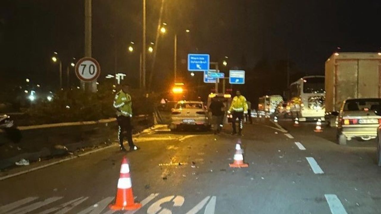 İzmir Bornova ilçesinde Manisaspor eski kulüp başkanı Çubukçu'nun otomobiliyle çarpışan motosikletteki 3 genç öldü