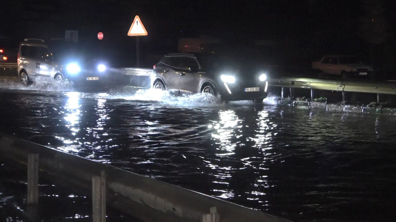 Bursa'da sağanak yağış caddeleri göle döndürdü