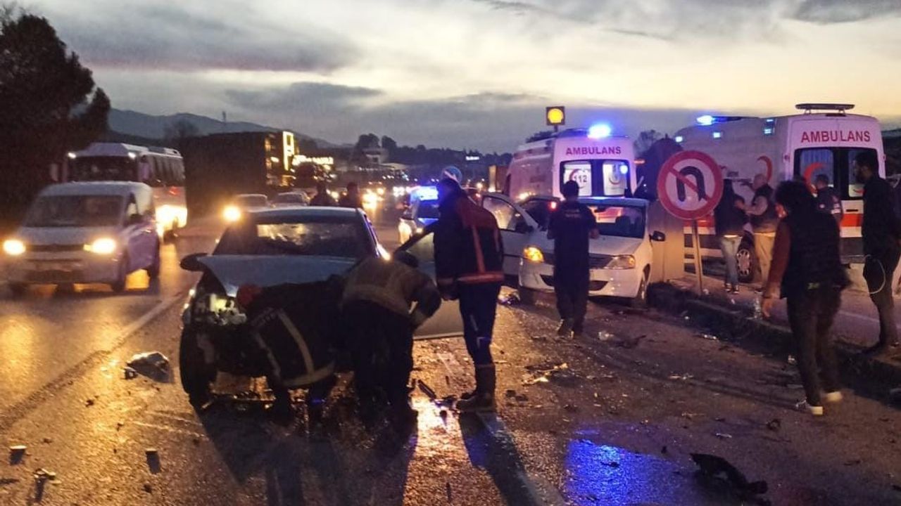 Bursa İnegöl ilçesinde feci kaza! İki otomobil çarpıştı: 1 ölü, 6 yaralı