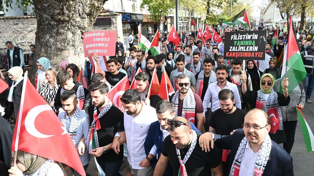 AK Parti Bursa İl Gençlik Kolları'ndan Filistin’e destek yürüyüşü
