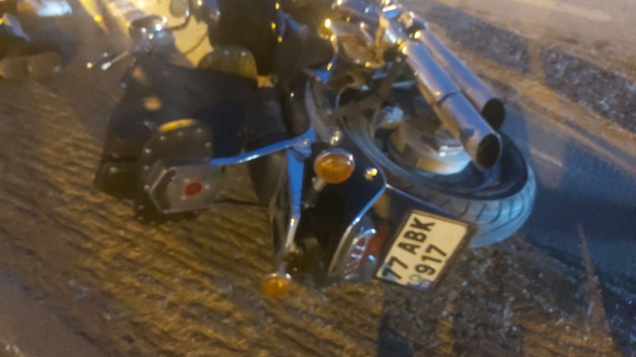 Bursa’da motosiklet traktör römorkuna çarptı.