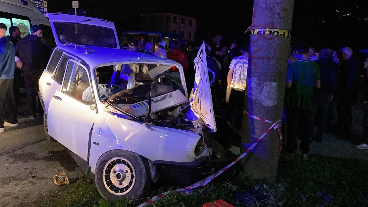 Kocaeli Kartepe ilçesinde otomobil elektrik direğine çarptı: 4 yaralı