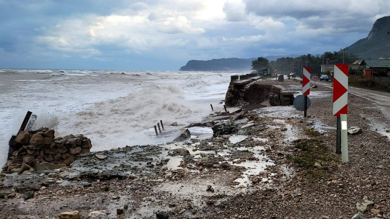 Kastamonu Cide ilçesinde olumsuz hava şartlarından dolayı 3 tekne battı