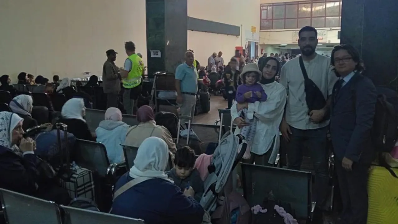 Dışişleri Bakanlığı: 44 Türk vatandaşı Gazze'den tahliye edildi