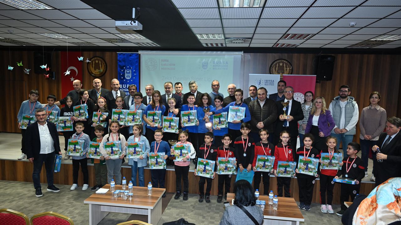 Bursa Büyükşehir Belediyesi’nin düzenlediği Zeka Oyunları Süper Ligi’ne heyecanlı final