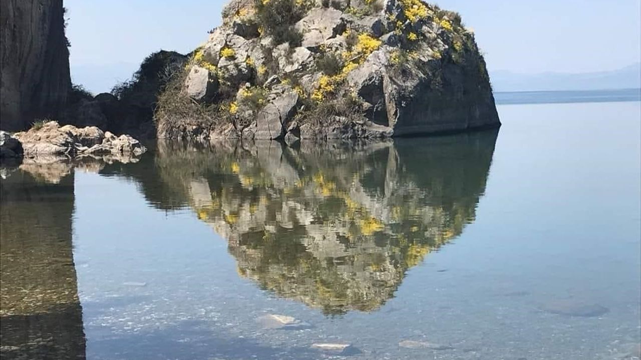 Bursa İznik ilçesinde göle yansıyan Müşküle kayasında şoke eden figürler