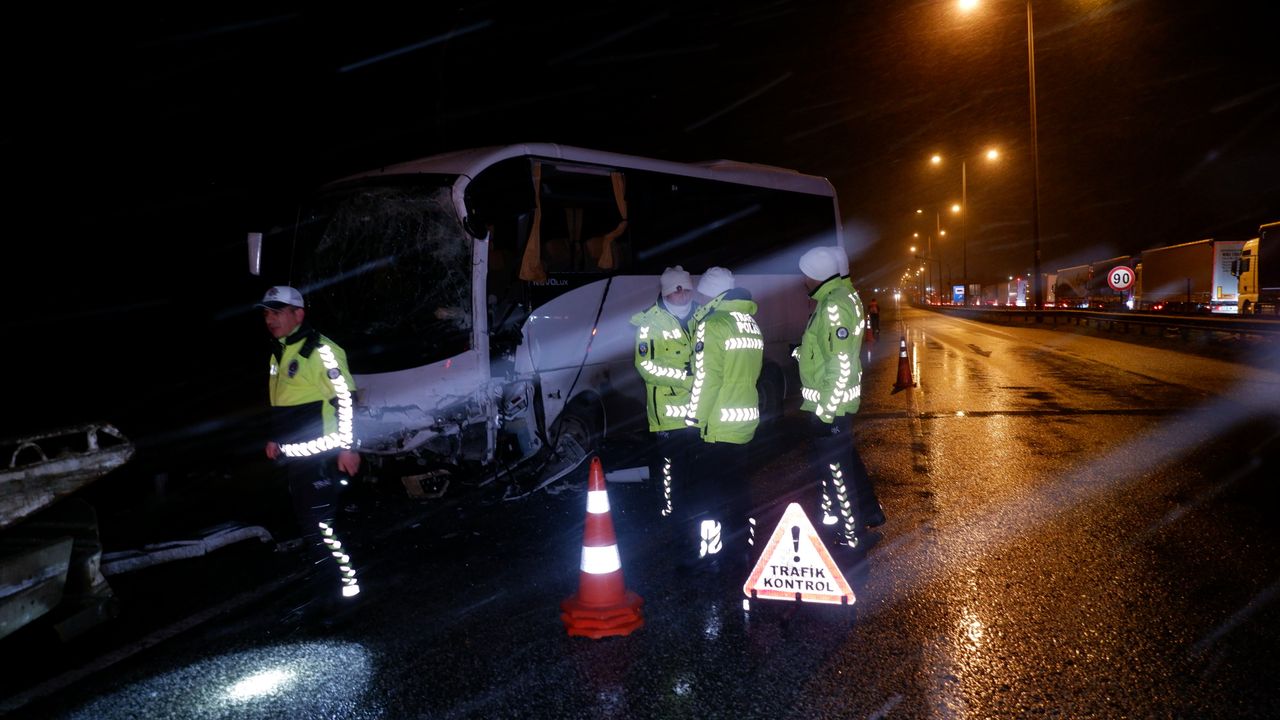 Edirne'de polis servis aracı ile otobüs çarpıştı! 10'u polis 11 yaralı