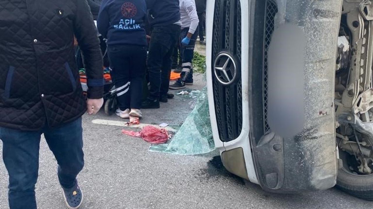 Hatay Arsuz ilçesinde tarım işçilerini taşıyan servis kamyonetle çarpıştı: 1 ölü, 5 yaralı