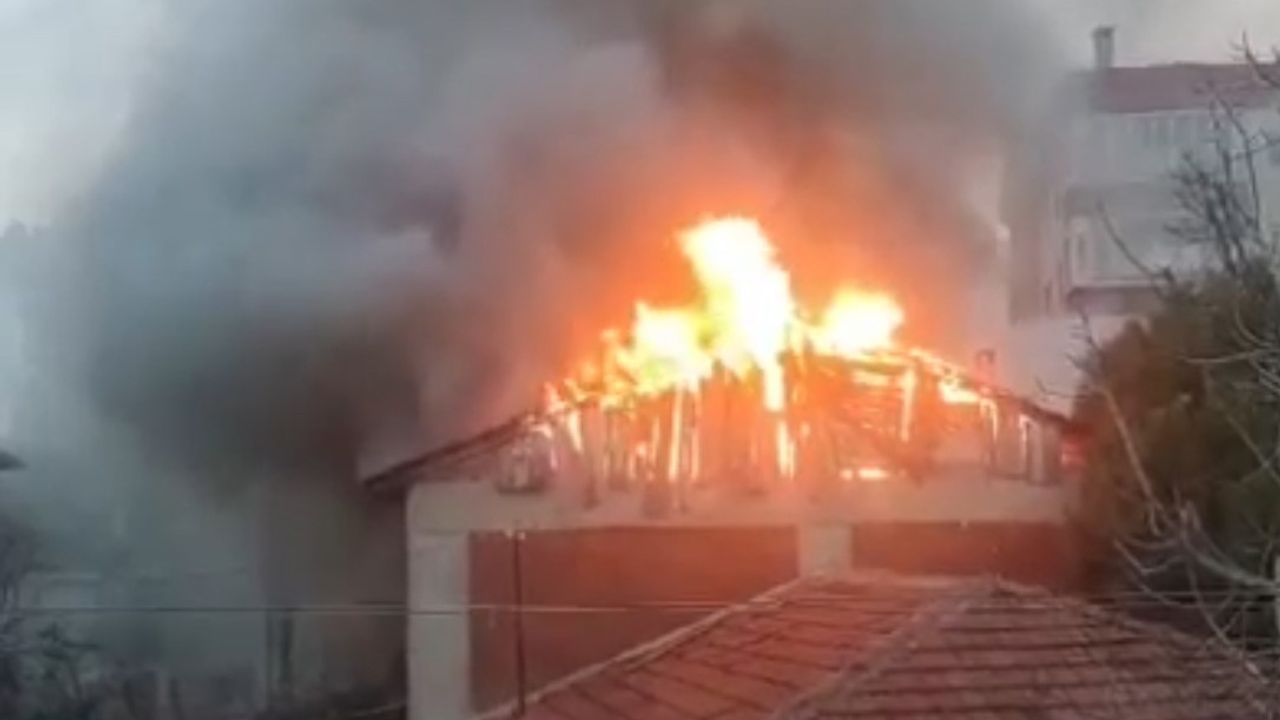 Bursa'da bir evin çatısı alevlere teslim oldu