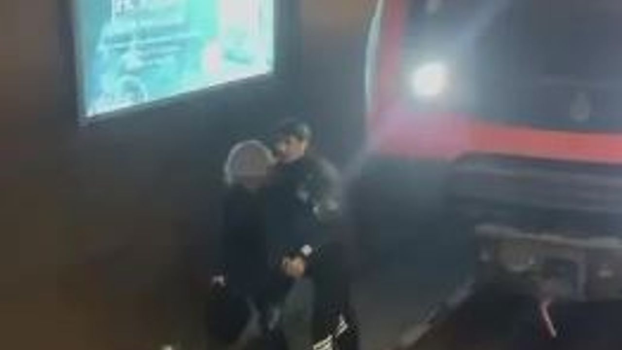 İstanbul'da bir kadın metroda raylara atladı