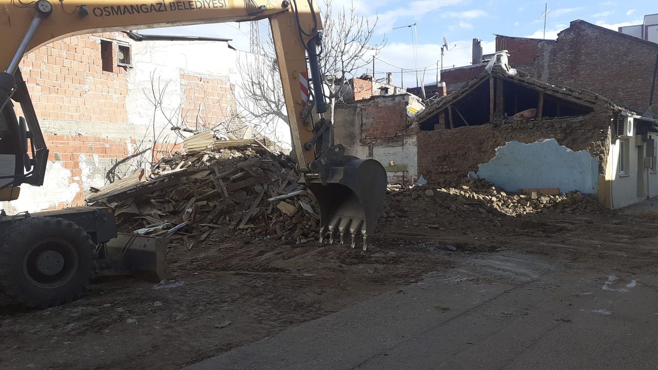 Osmangazi’den metruk binalar tek tek yıkılıyor