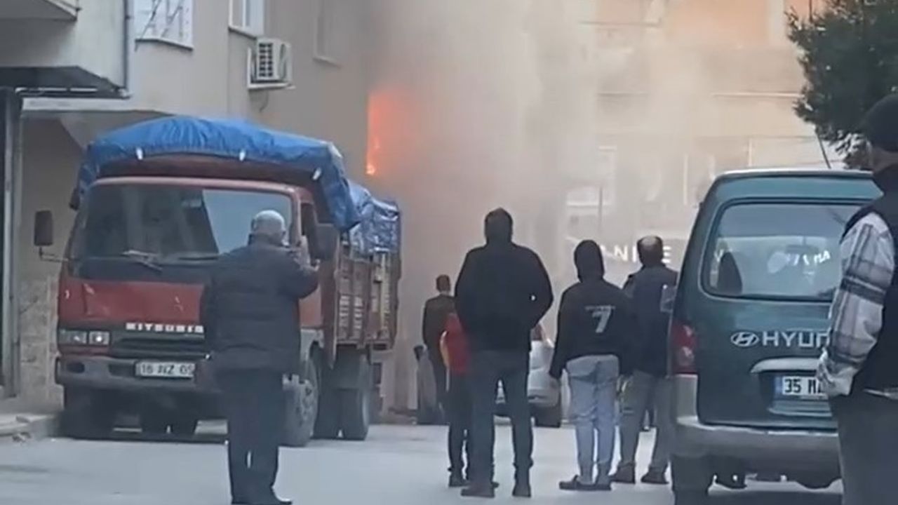 Bursa'da Yıldırım ilçesinde binanın 2. katında yangın çıktı