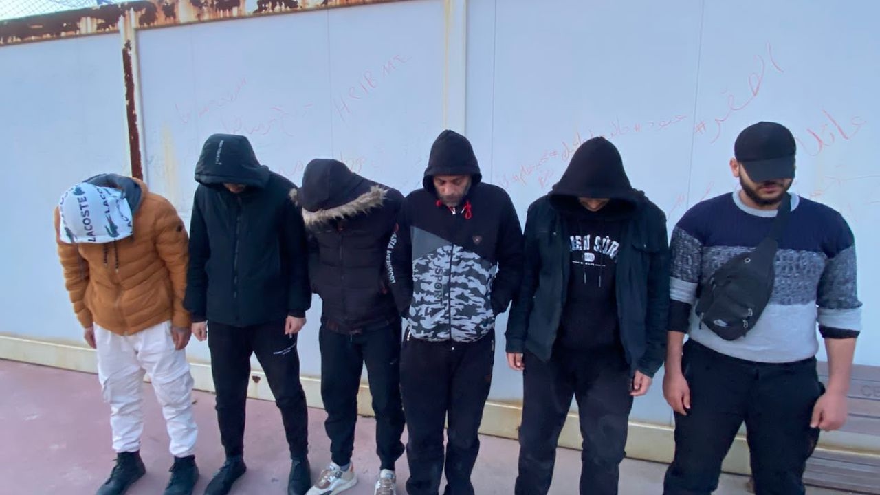 İzmir'de jandarmadan göçmen kaçakçılığı operasyonu! 9 şahıs yakalandı