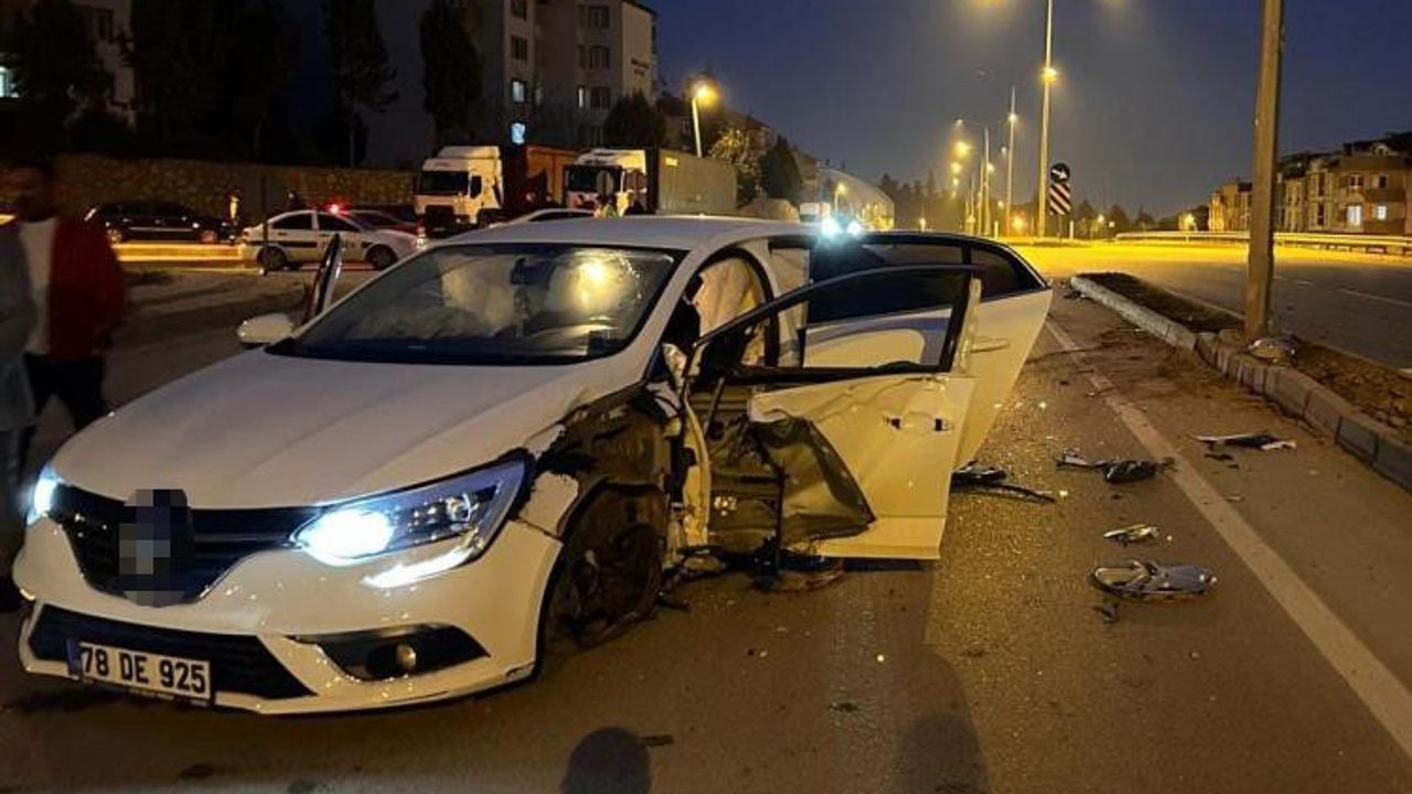 Bursa İnegöl'de iki otomobil çarpıştı