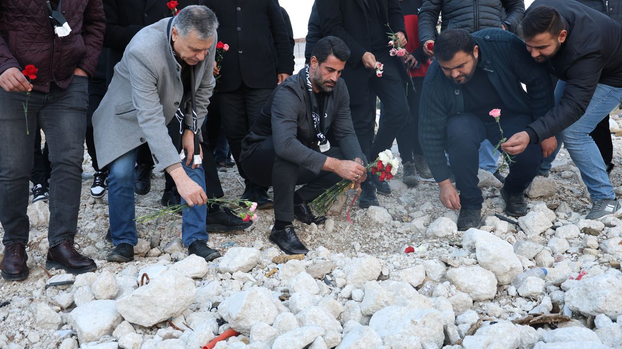 Hatayspor futbolcuları ve teknik ekip, Rönesans Rezidans enkazına karanfil bıraktı