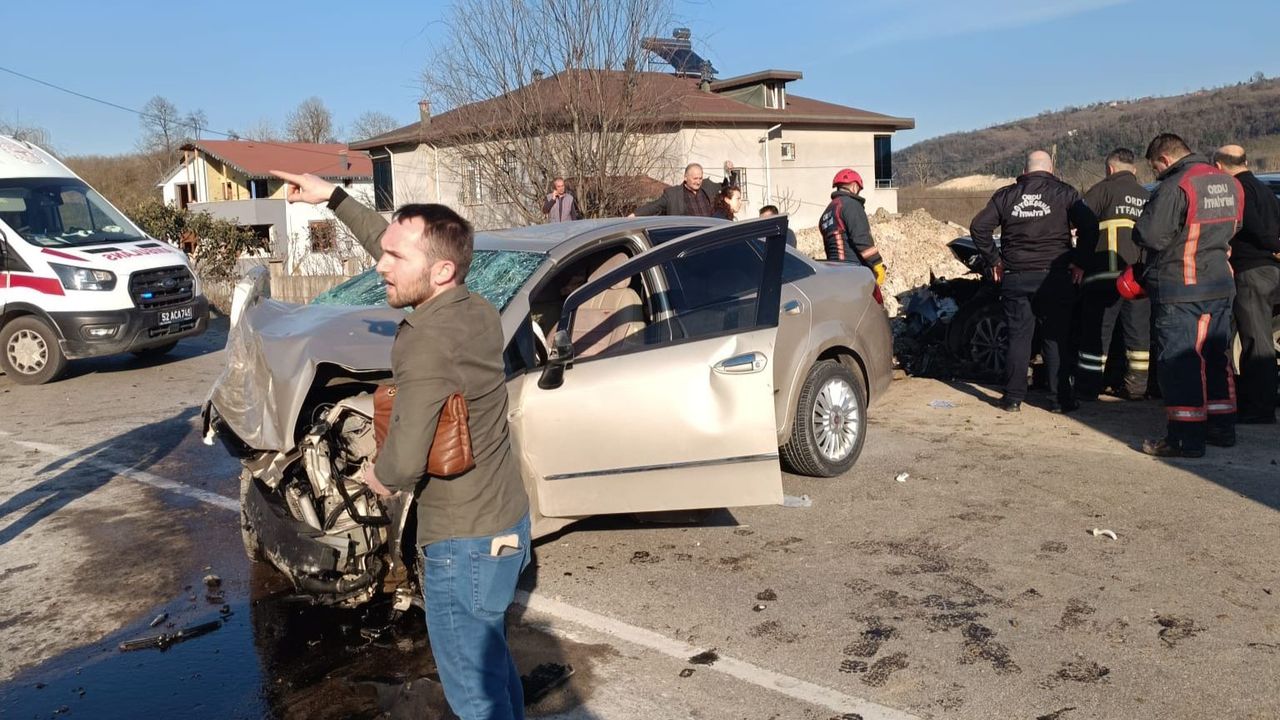 Ordu Fatsa ilçesinde iki otomobil kafa kafaya çarpıştı: 2 ölü, 2 yaralı