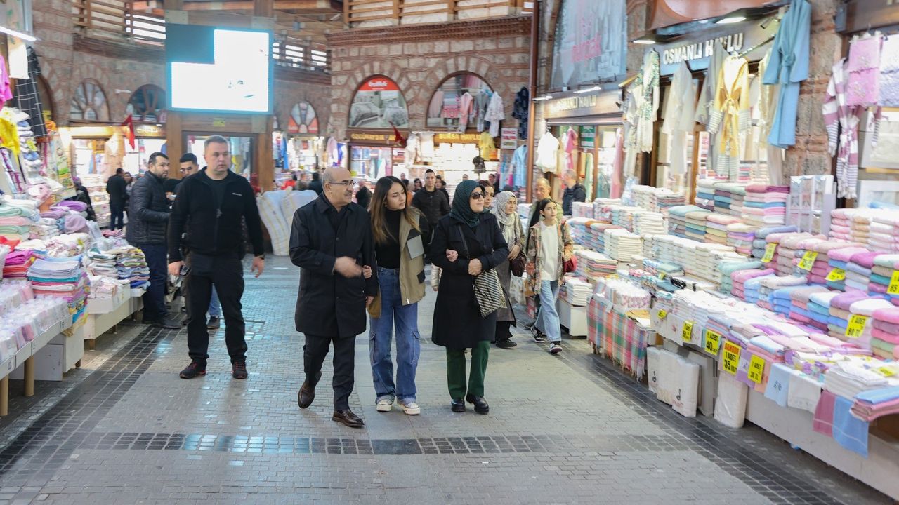 Bursa Valisi Demirtaş ailecek Tarihi Çarşı'yı gezdi