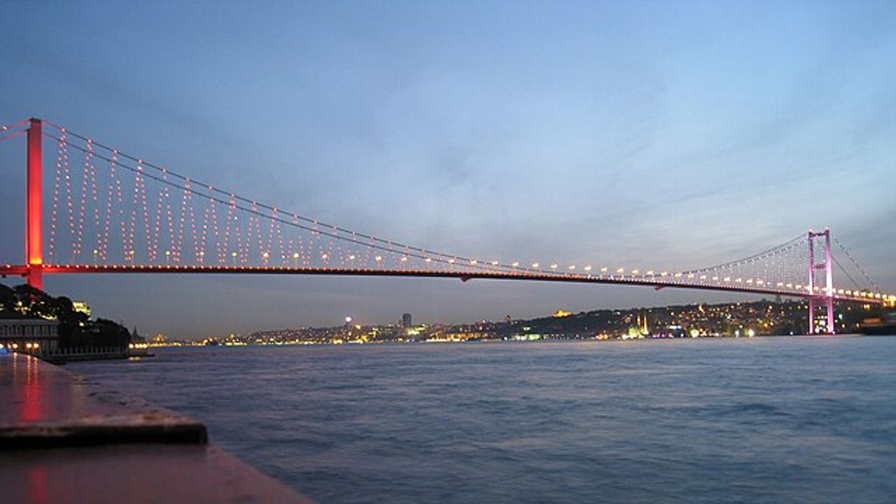 İstanbul Boğazı'nda iki gemi çarpıştı
