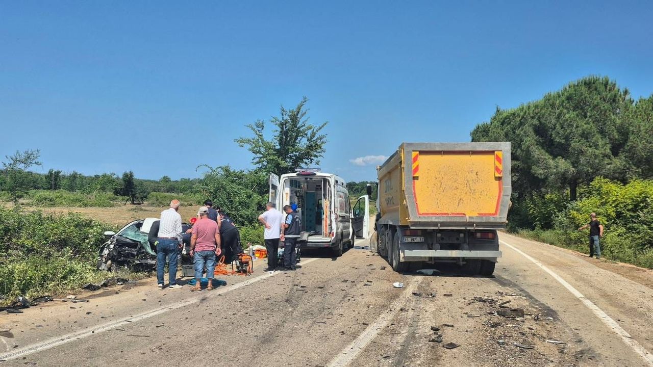 Karacabey'de kaza sonucu araç sürücüsü öldü.