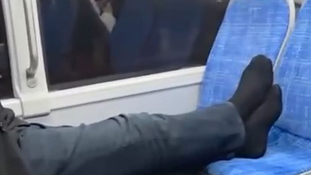 Otobüste ayakkabılarını çıkarıp seyahat etti, rahatlığı pes dedirtti