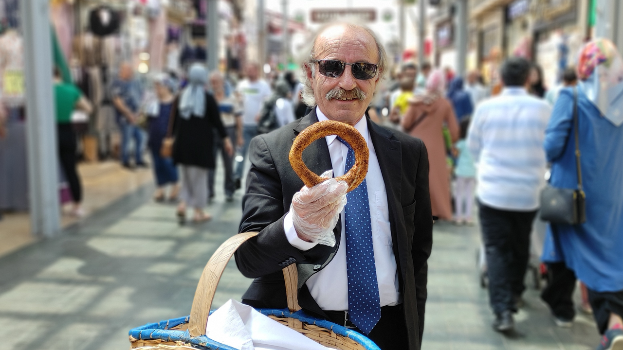 Bursa'da emekli memur, sıcak havada 20 kilometre yürüyerek simit satıyor!