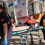 Ailesinin anahtarı unuttuğu çocuk, eve girmek için tırmandığı 2'nci kat balkonundan düşerek yaralandı
