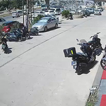 Otomobilin çarptığı kadın metrelerce havaya uçarak can verdi