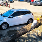 Araç sahibine ulaşılamayınca otomobilin etrafını kazdılar