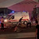 Direksiyon hakimiyetini kaybeden motosiklet sürücüsü bariyere çarparak ağır yaralandı