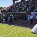 Final maçını gelinlik ve damatlıkla izlediler