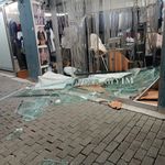 Direksiyon hakimiyetini kaybeden sürücü dükkana girdikten sonra firar etti