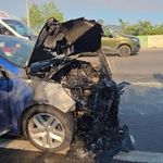 Alev alan otomobil zeytinlik alana sıçramadan söndürüldü