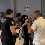 Alkollü sürücüden ilginç hareketler.. Yüzünü sakladı, basın mensubunu kayda alıp küfür etti