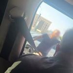 Minibüs şoförü ile otomobil sürücüsü arasındaki gerginlik kamerada