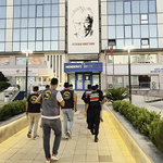 Menderes Belediyesine operasyon: Başkan dahil 15 kişi gözaltına alındı