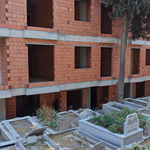 Mezarlık manzaralı sıfır daireler ilginç görüntüler oluşturdu