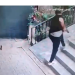 Çocuk kavgası sonrası dehşet: Kapıdan çıkar çıkmaz silahını çekti