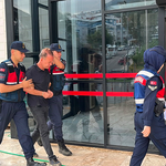 Eşi ve kayınvalidesini bıçakladı, çatıya çıkıp intihar girişiminde bulundu