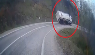Bursa'da freni boşalan TIR'ın virajda devrildiği kaza kamerada