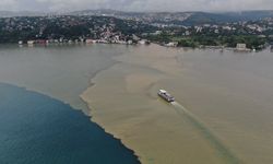 Sağanak nedeniyle İstanbul Boğazı çamura bulandı
