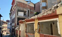 İstanbul Fatih'te yıkım faciası: 3 ev duvarsız kaldı